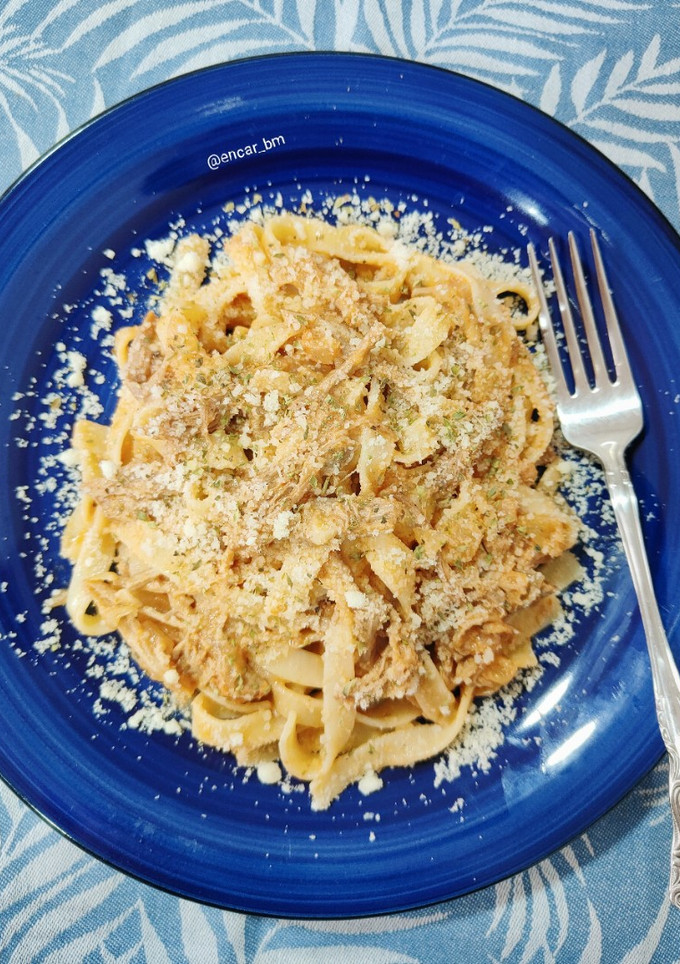 Una foto de Tagliatelle con salsa cremosa de tomate y pulled pork