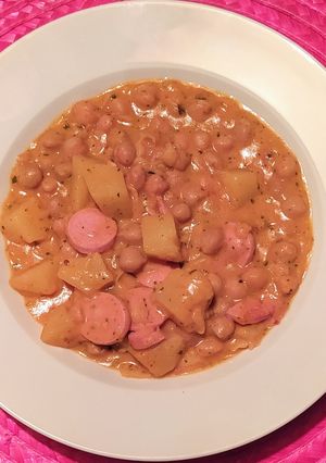 Tejszínes csicseriborsós egytálétel virslivel recept fotója