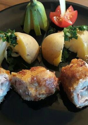 Sajttal, sonkával töltött karaj rántva. Cordon bleu karajból recept fotója