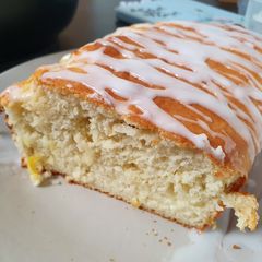 A picture of Yogurt lemon cake.