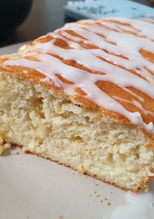 A picture of Yogurt lemon cake.