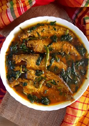 পালংশাক দিয়ে পাবদা মাছ রেসিপির প্রধান ছবি