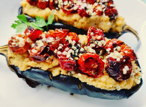 Foto di Melanzane arrosto con hummus di ceci e datterini