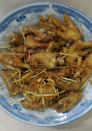 Hình của món Chân gà xào sả ớt.