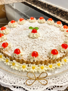 Una foto de Pastel relleno con ricotta y cacao. (Cake filled with ricotta and cocoa)