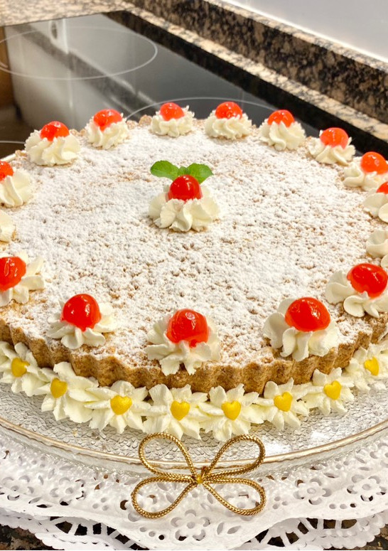 Una foto de Pastel relleno con ricotta y cacao. (Cake filled with ricotta and cocoa)