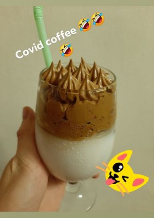 Hình của món Dalgona coffee.
