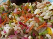 Una foto de escabeche de zanahoria y apio