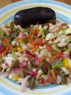 Una foto de Ensalada de alubias (porotos blancos) al estilo Mari