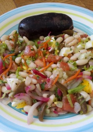 Una foto de Ensalada de alubias (porotos blancos) al estilo Mari