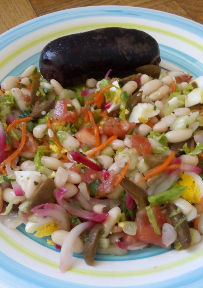 Una foto de Ensalada de alubias (porotos blancos) al estilo Mari
