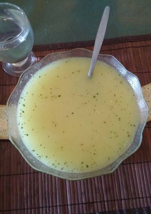 Una foto de Caldito vegan de papa y especias para la gripe
