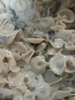 Una foto de Fideos con salsa Alfredo y champiñion