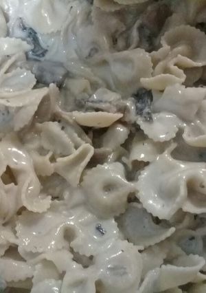 Una foto de Fideos con salsa Alfredo y champiñion
