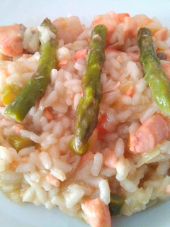 Una foto de Risotto de salmón y espárragos con jengibre