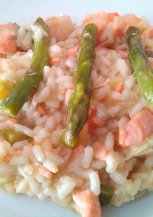 Una foto de Risotto de salmón y espárragos con jengibre