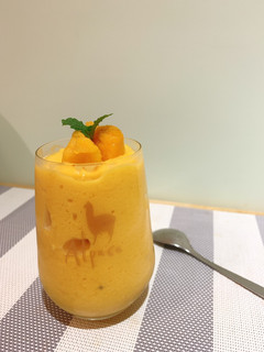 看似簡單卻不簡單的芒果冰沙🥭 的食譜成品照片