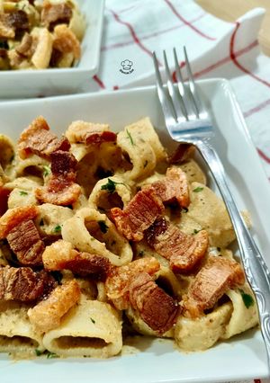 Una foto de Pasta calamarata con torreznos y salsa de verduras trufada