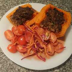 A picture of Calabaza rellena con ensalada.