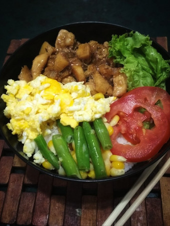 Bagaimana Menyiapkan Rice bowl ayam lada hitam Untuk Jualan