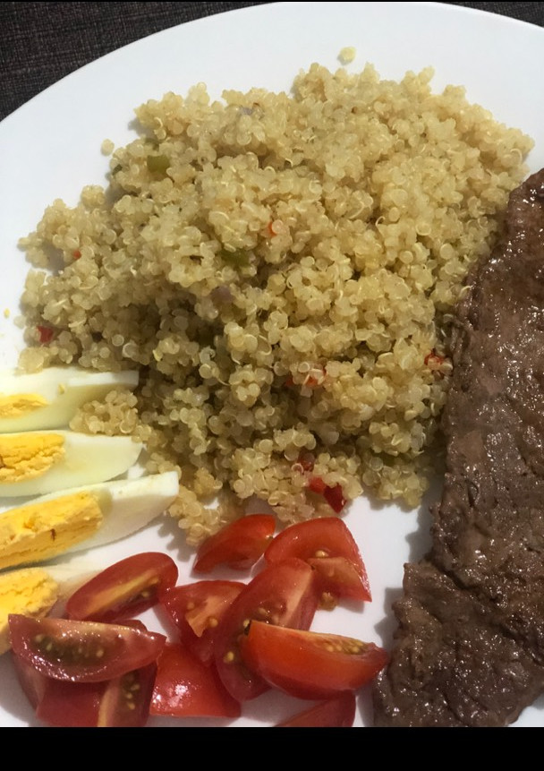 Una foto de Quinoa con verduras