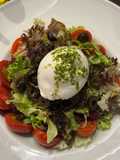 Salada de burrata com tomate e azeitonas