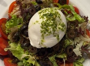 Foto de Salada de burrata com tomate e azeitonas