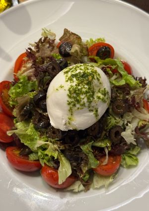 Foto de Salada de burrata com tomate e azeitonas