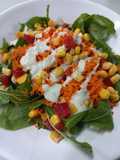 Ensalada de Rúcula, Zanahoria, Tomate y Choclo  con Salsa Ranch La Spezia