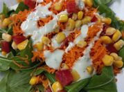Una foto de ensalada zanahoria y rúcula