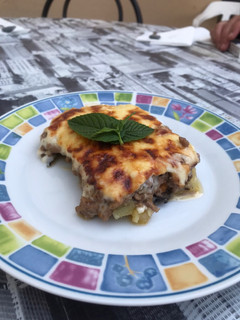 Una foto de Moussaka griega