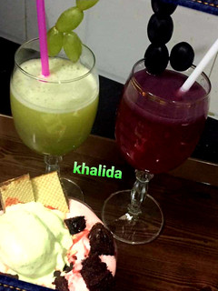 A picture of Green and black grape juices.