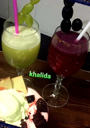 A picture of Green and black grape juices.