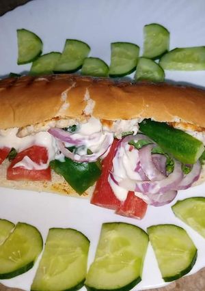 A picture of Long bun sandwich.