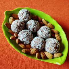 A picture of Dates Almond Laddu.