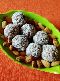 A picture of Dates Almond Laddu.