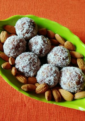 A picture of Dates Almond Laddu.