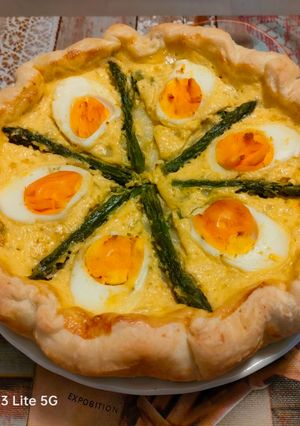 Foto di Torta salata con asparagi, uova sode e formaggio