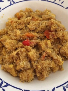 Una foto de Quinoa con tofu y tomatitos