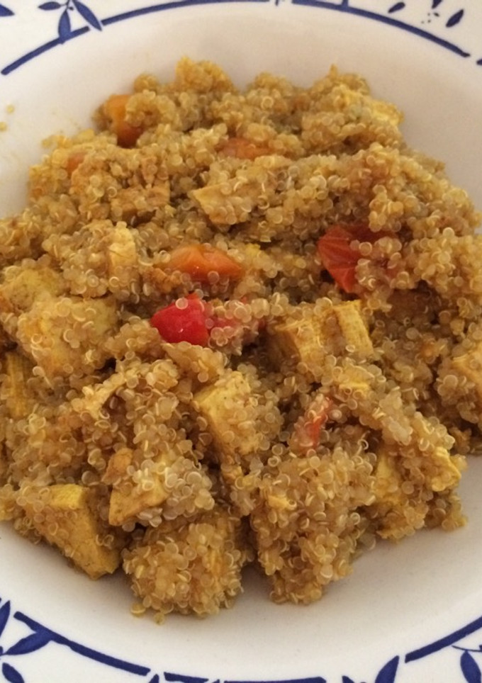 Una foto de Quinoa con tofu y tomatitos