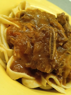 Una foto de Fideos caseros + salsa con costillas