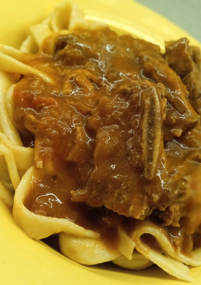 Una foto de Fideos caseros + salsa con costillas