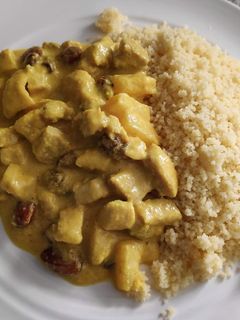Una foto de Pollo al curry con piña y cuscús
