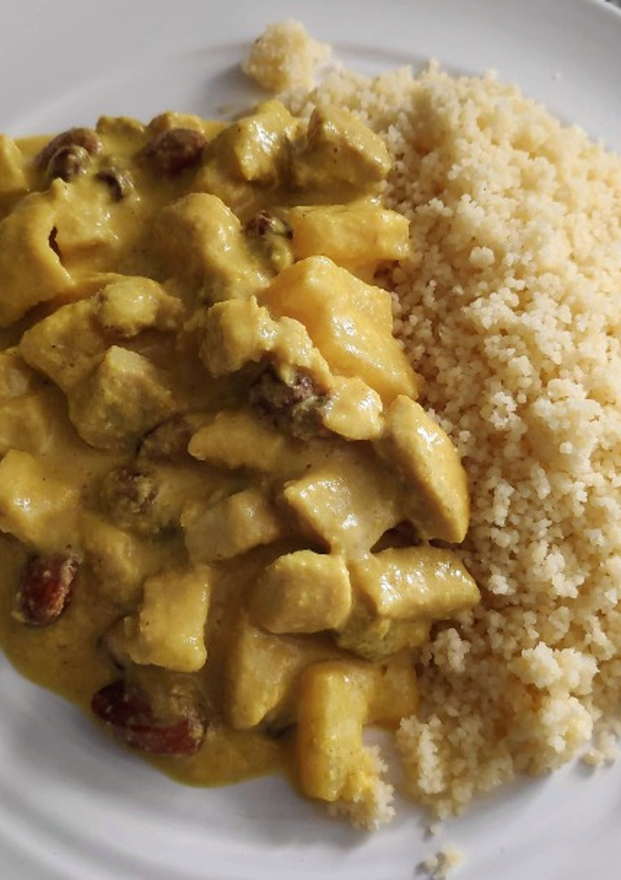 Una foto de Pollo al curry con piña y cuscús
