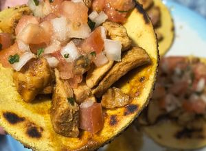 Una foto de Tortitas de Harina de Garbanzo con Pollo Salteado y Pico de Gallo