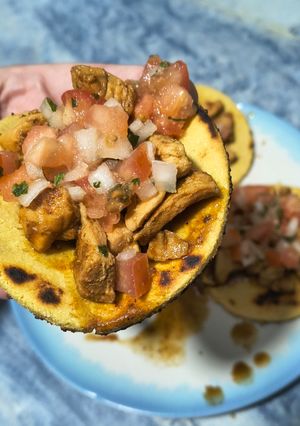 Una foto de Tortitas de Harina de Garbanzo con Pollo Salteado y Pico de Gallo