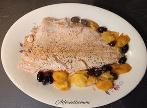 Foto di Filetto di trota salmonata con pomodorini e olive taggiasche