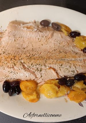 Foto di Filetto di trota salmonata con pomodorini e olive taggiasche