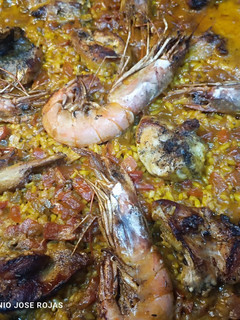 Una foto de Paella de conejo y gambas langostineras