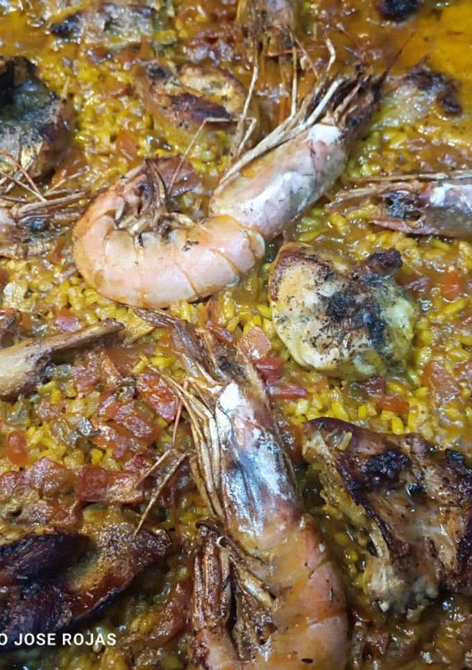 Una foto de Paella de conejo y gambas langostineras